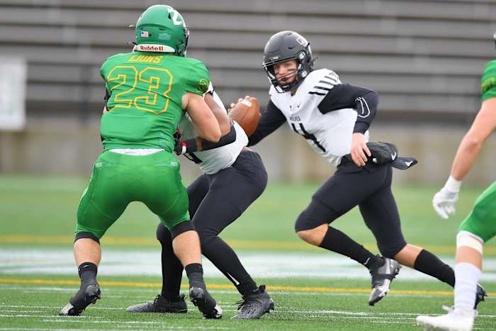 Tualatin.West-Linn.6A-football-semifinal.Leon-Neuschwander.25